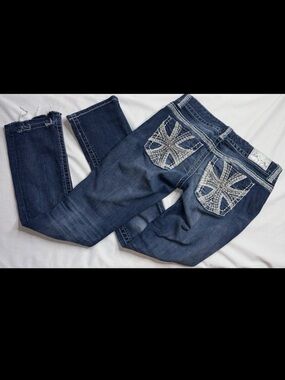 Low rise Skinny Jeans with Embroidered Back Pockets